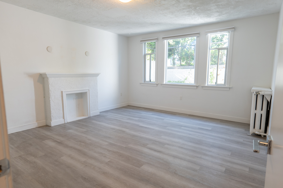 Top-Floor Renovated 1-Bedroom with Backyard — Mount Pleasant, Vancouver