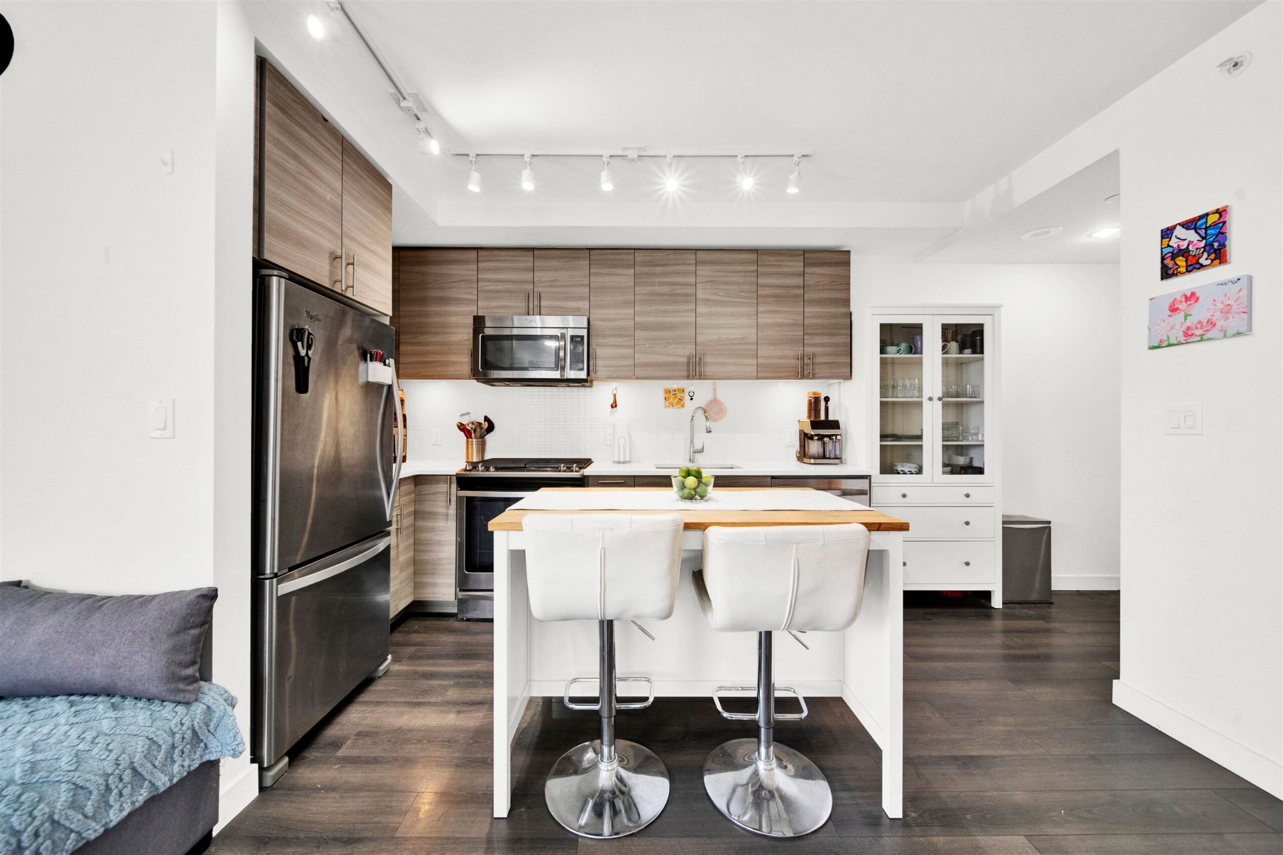 Modern 2-Bed, 2-Bath at Sapperton – Mountain & River Views — photo 3